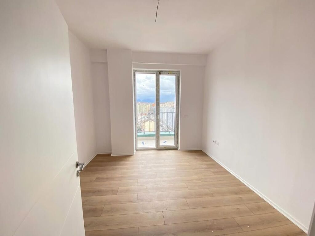 Shitet apartament 3+1📍Komuna e Parisit