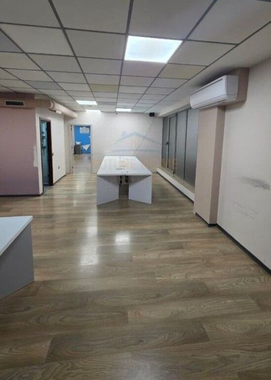 Qera Ambjent Biznesi, Qendër.