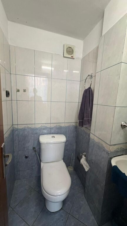 UNITÀ COMMERCIALE IN AFFITTO (30000Leke/Mese)