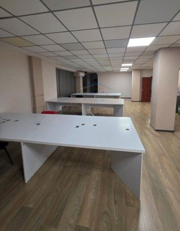 Qera Ambjent Biznesi, Qendër.