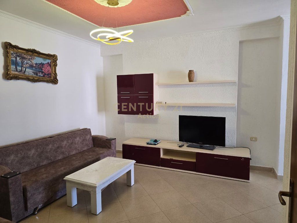 Jepet me qera Apartament 2+1 ne Kombinat