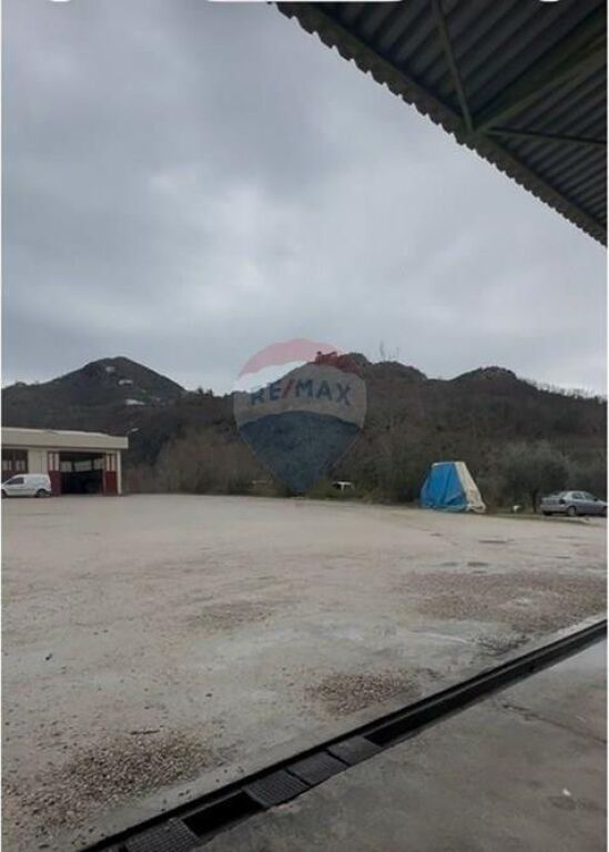 Magazzino in affitto, Lunder