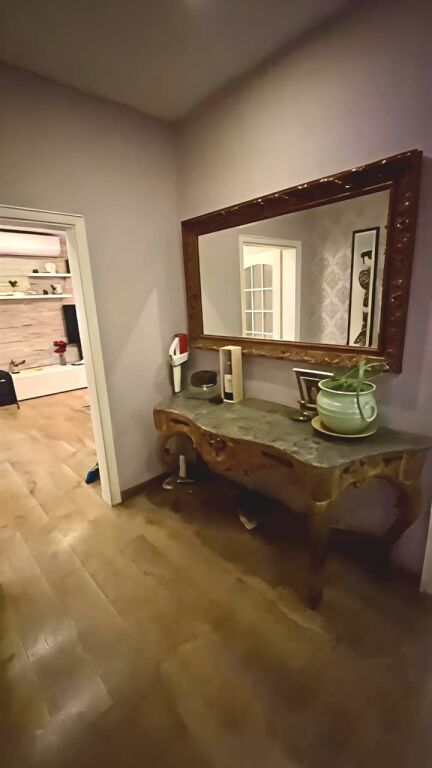 Shitet apartament 3+1 – Komuna e Parisit, Tiranë