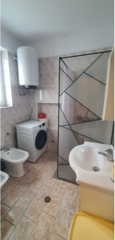 Appartamento 2+1+2 in Affitto a Brryl, Tirana