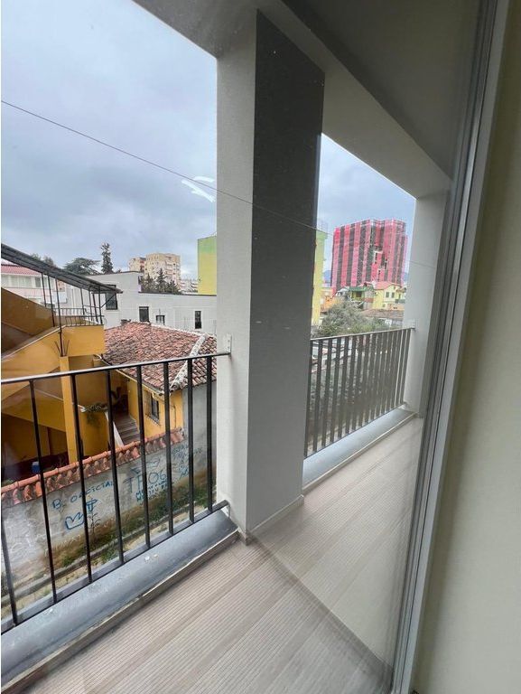 Shitet apartament 1+1 + post parkimi – Rruga Riza Cerova