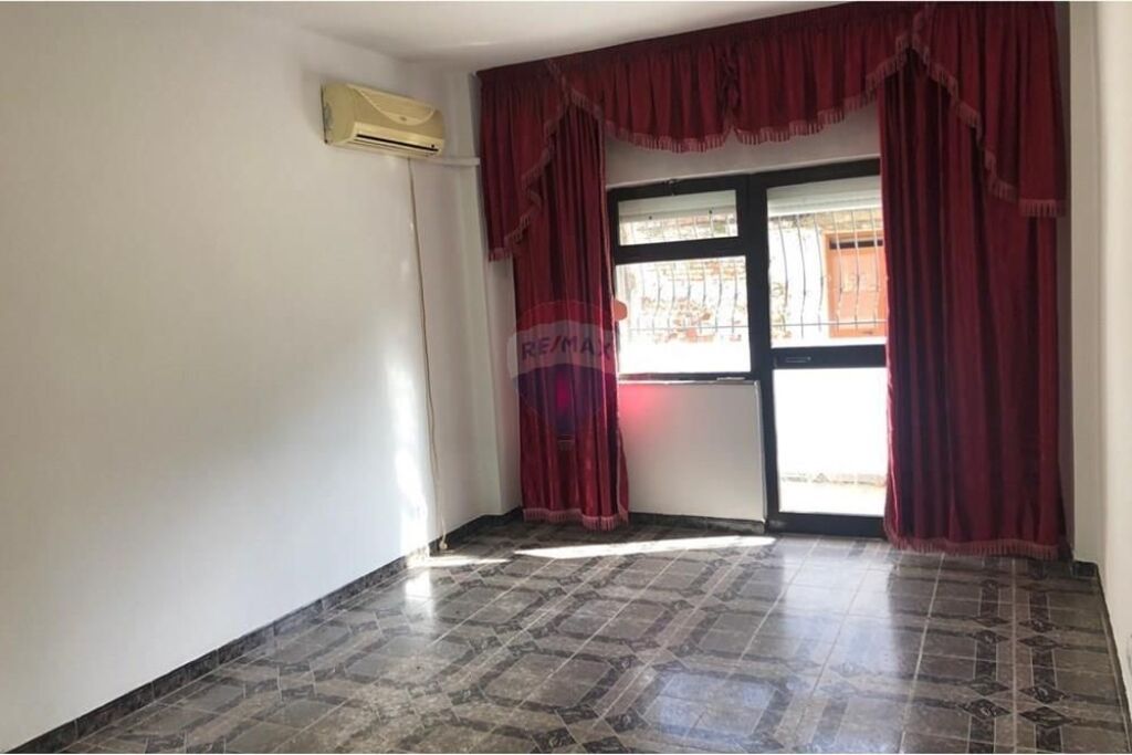 Zyrë - Për Qira - Myslym Shyri, Tiranë