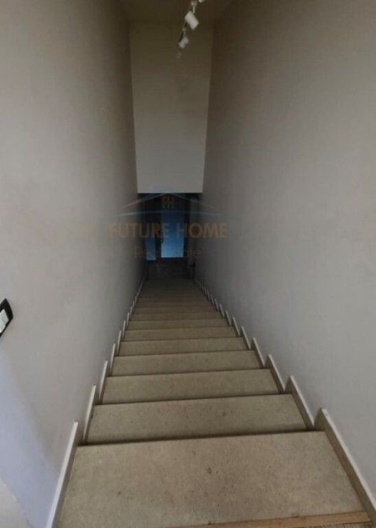 Qera Ambjent Biznesi, Qendër.
