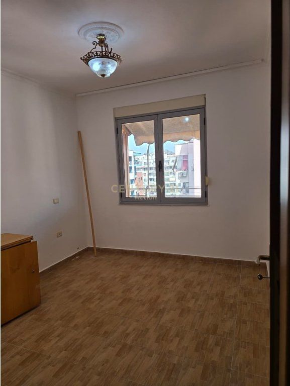 Jepet me qera Apartament 2+1 ne Kombinat