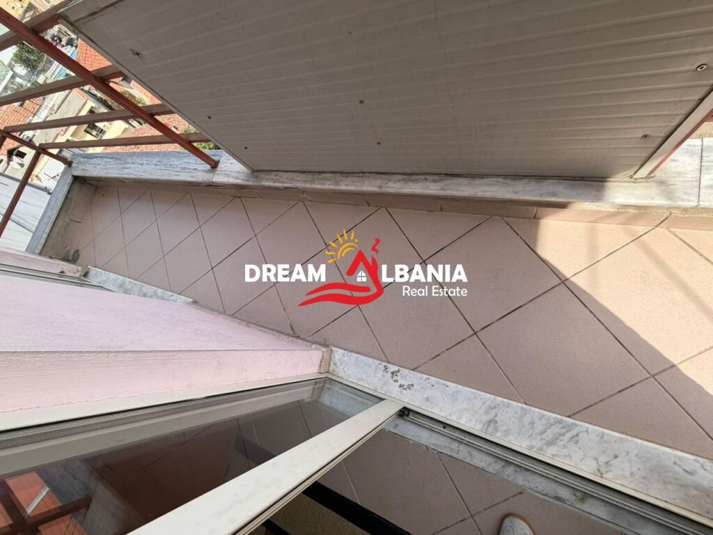 Jepet me qera apartament 1+1 ne Rrugen e Durresit prane Bllokut te Ambasadave (ID 4211047)