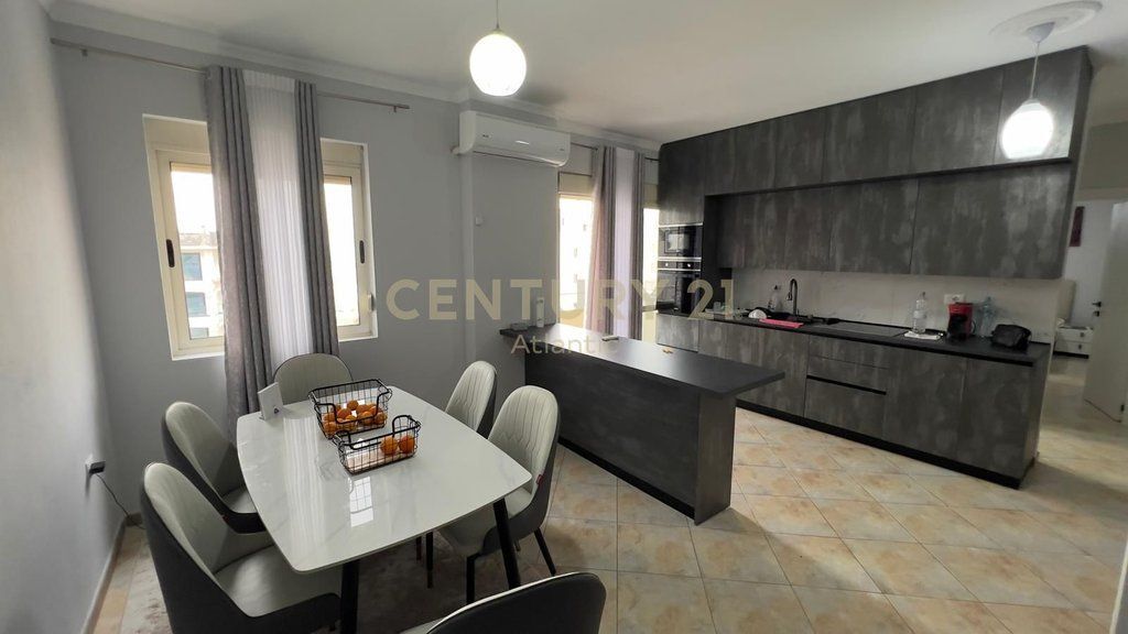 Apartament 2+1+2T me Dy Ballkone me pamje nga deti për shitje në Plazh, Durrës.