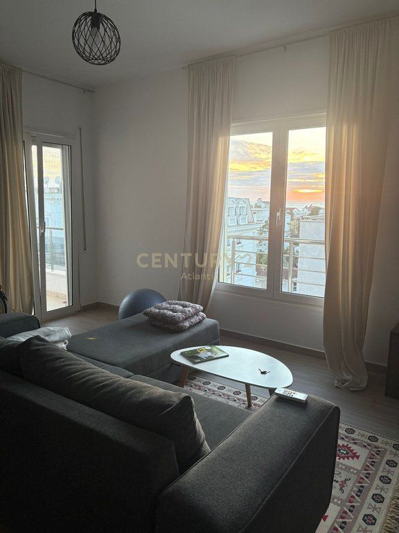 Apartament 1+1 në Plazh – Hekurudhë, Durrës Në katin e 2-të të një pallati me ashensor, shitet një apartament i investuar dhe i mobiluar me kujdes, gati për banim ose investim sezonal.  Detajet: • Zonë funksionale dhe e organizuar me stil • Dhomë ndenjeje e ndritshme me dalje në ballkon • Kuzhinë moderne e pajisur plotësisht me pajisje • Dhomë gjumi komode me mobilje të reja • Banjo moderne • Ndërtesë e mirëmbajtur me ashensor funksional  Vendndodhje fantastike, vetëm pak minuta larg detit dhe rrugës kryesore të Plazhit (Zona e Hekurudhës), ideale për pushime verore ose për t'u dhënë me qira.