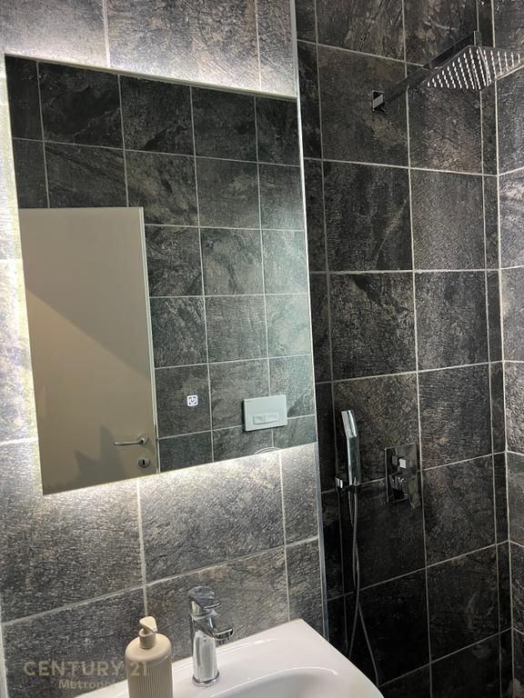 JEPET APARTAMENT 2+1 ME VERANDE ME QIRA TEK RRUGA E DIBRES