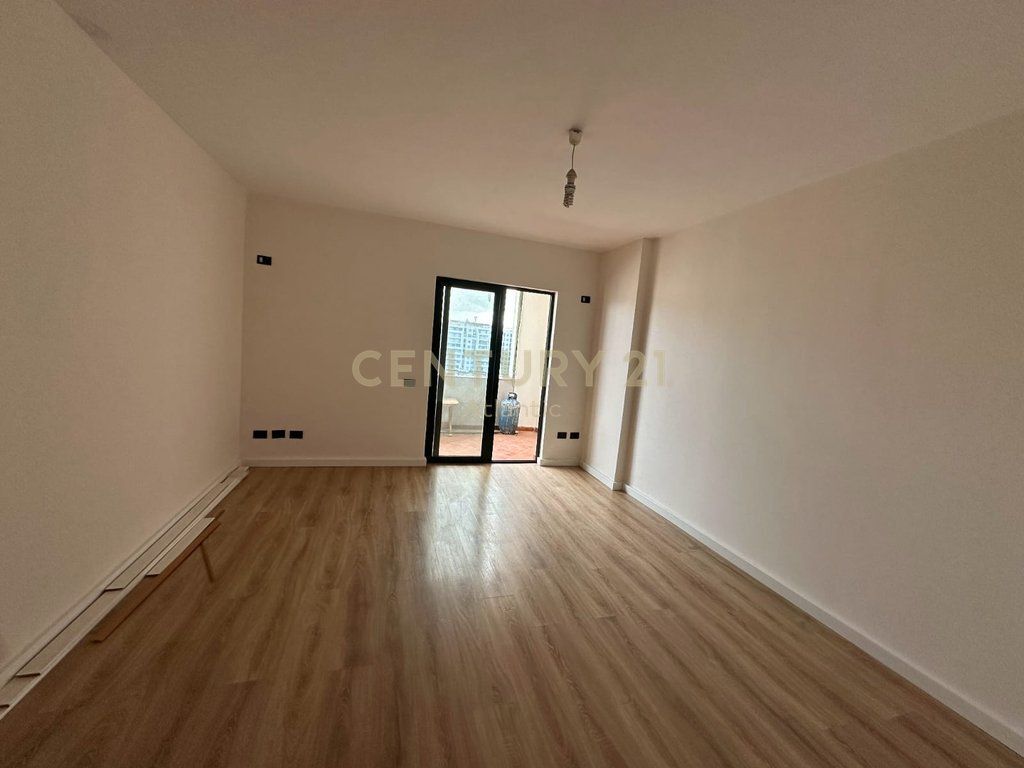SHITET APARTAMENT 2+1 PRANE MARKAT DURRES!