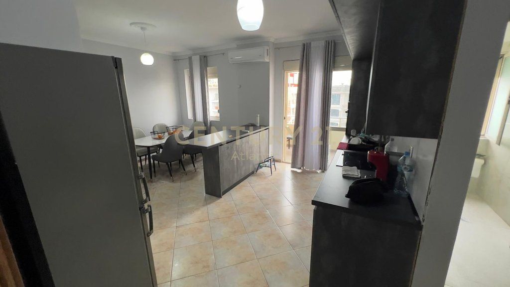 Apartament 2+1+2T me Dy Ballkone me pamje nga deti për shitje në Plazh, Durrës.