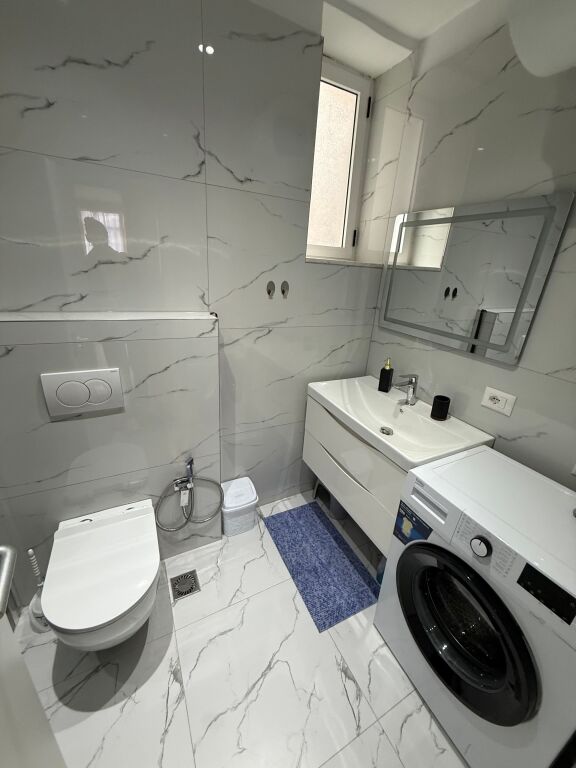 Apartament luksoz 2+1 me ballkon tek 21 dhjetori 850 euro