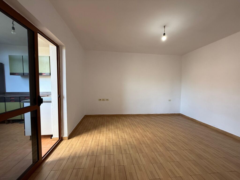 🏡 QERA 1+1 – Rruga Bardhyl (Oslo) | Ideal për Banim ose Zyra