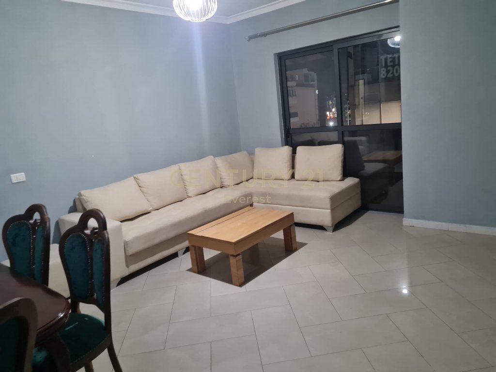 Tirane, affitto appartamento 2+1+Balcone Piano 2, 100 m² 500 € (Astir)