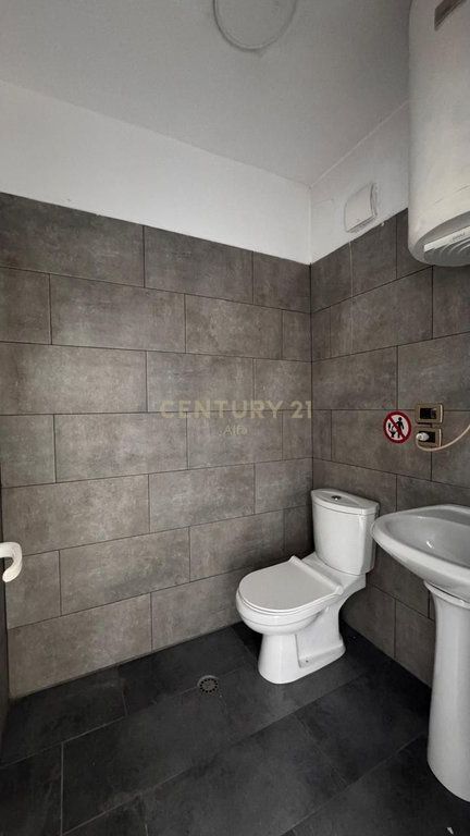 Locale commerciale in affitto fronte strada vicino a 21 Dhjetori! 1.050 € /Mese Superficie Totale 72m2
