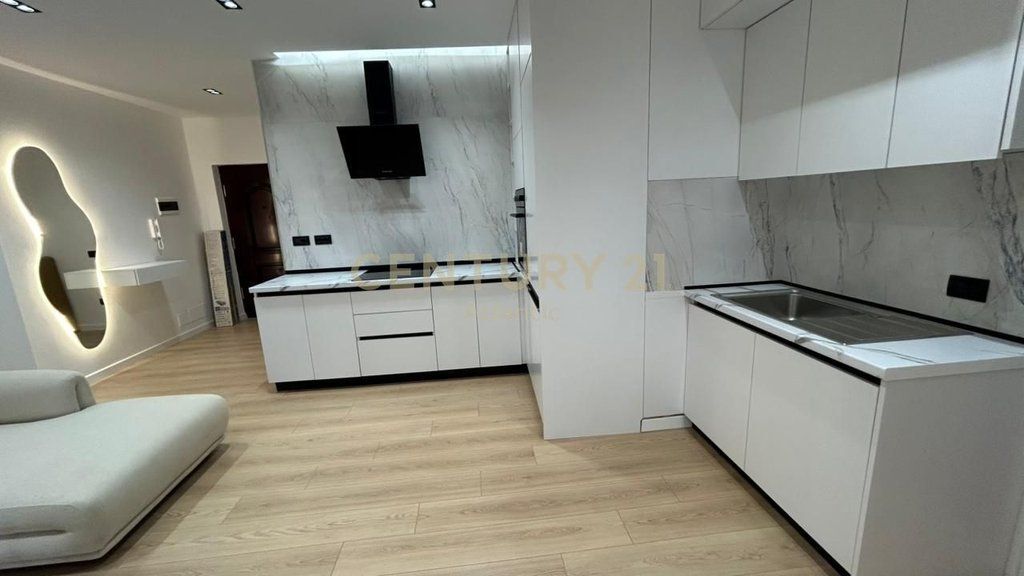 Shitet Apartament 1+1 tek Stacioni i Trenit, Durrës