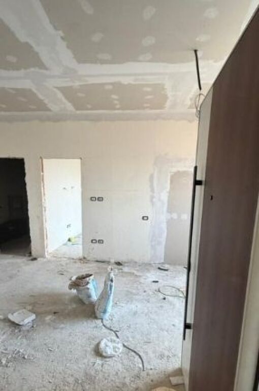 Shitet apartament i ndriçuar 1+1 – lokacion i zhvilluar