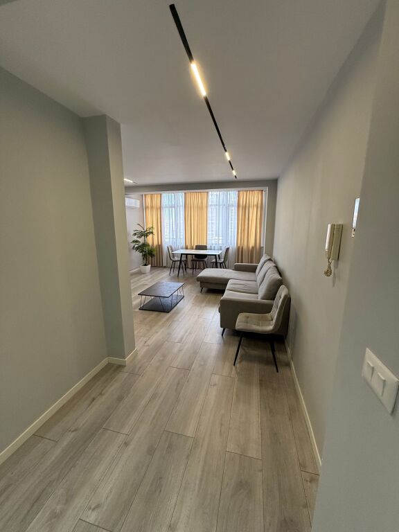 Apartament luksoz 2+1 me ballkon tek 21 dhjetori 850 euro