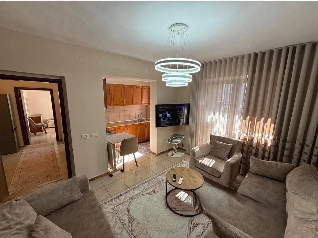 Affittiamo appartamento 2+1 con veranda in Rruga e Dibrës! 700 € /Mese