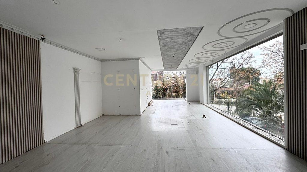Locale commerciale in affitto fronte strada vicino a 21 Dhjetori! 1.050 € /Mese Superficie Totale 72m2