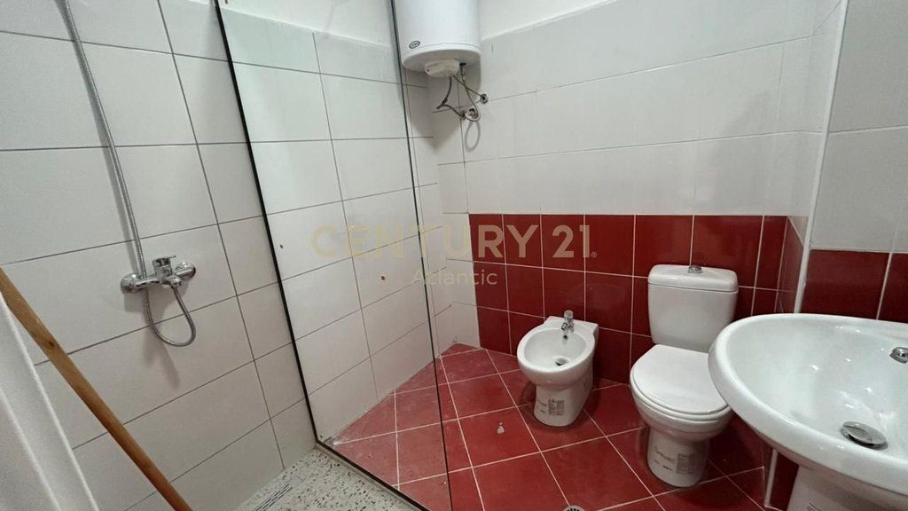 Shitet Apartament 1+1 tek Stacioni i Trenit, Durrës