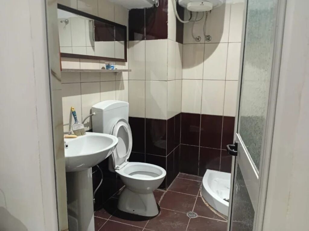 Jepet me qira. Apartament 1+1 prane blloku, pas kafe Roma. Apartamenti esht i mobiluar gati per banim. Kati 1  Cmimi 500 mije leke ne muaj.