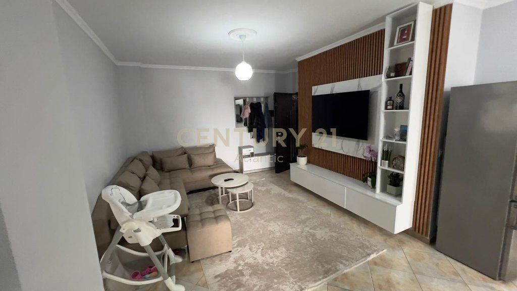 Apartament 2+1+2T me Dy Ballkone me pamje nga deti për shitje në Plazh, Durrës.