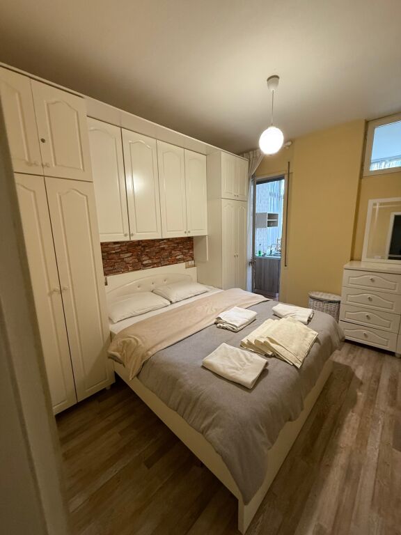 Jepet me qera apartament 1+1 ne qender tek Selvia vetem per Airbnb 520 euro