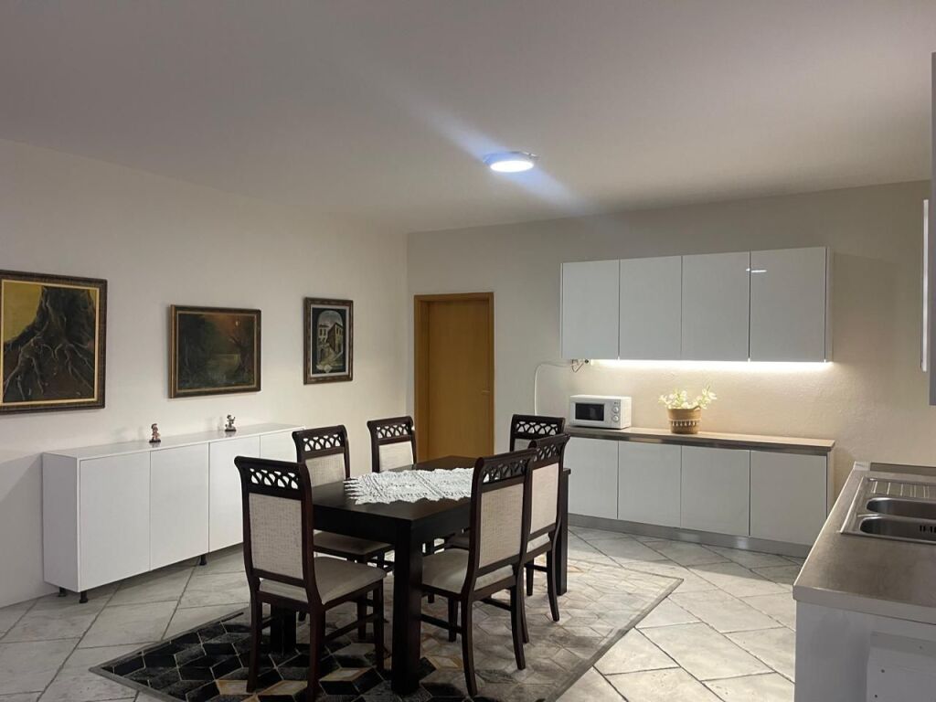 🏠 Jepet me Qira Apartament 2+1+2 Pazari i Ri , ne Qender te Tiranes prane Rruges Qemal Stafa