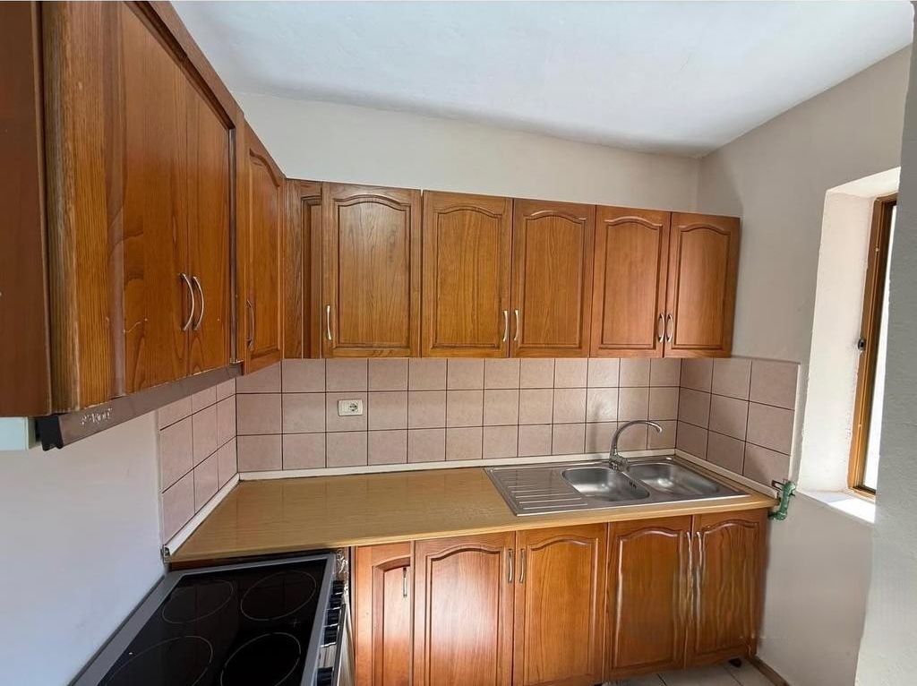 Affittiamo appartamento 2+1 con veranda in Rruga e Dibrës! 700 € /Mese