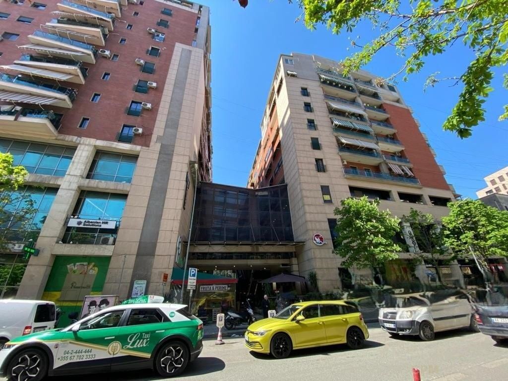 PRESSO LA STRADA DELLE BARRICATE, CENTRO GALLERIA VENDIAMO UNITA 190.000 €