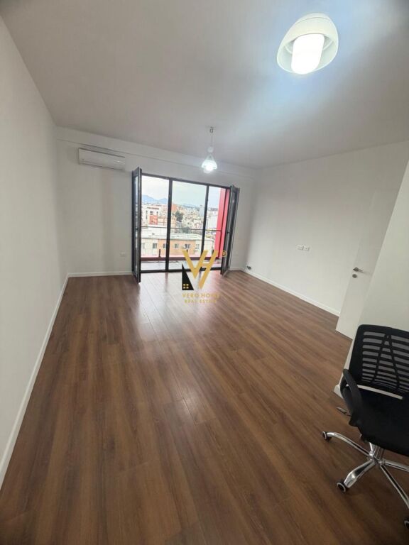 UFFICIO 122 M2 IN AFFITTO A KOM.ARLIS, VIA DIBRA 60.000 LEKE