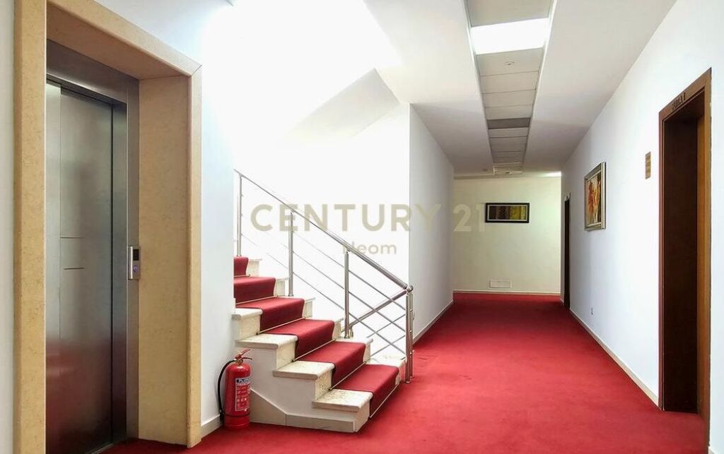 Edificio multifunzionale in affitto, Sauk i Ri