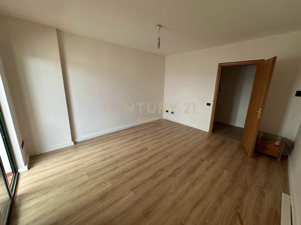 SHITET APARTAMENT 2+1 PRANE MARKAT DURRES!