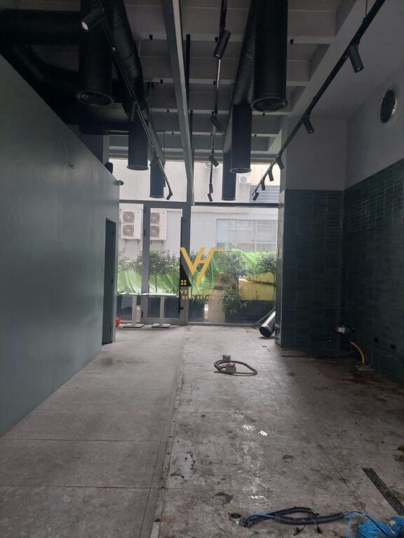 SHOP FOR RENT 55 M2 AT THE PARIS MUNICIPALITY 900 EURO