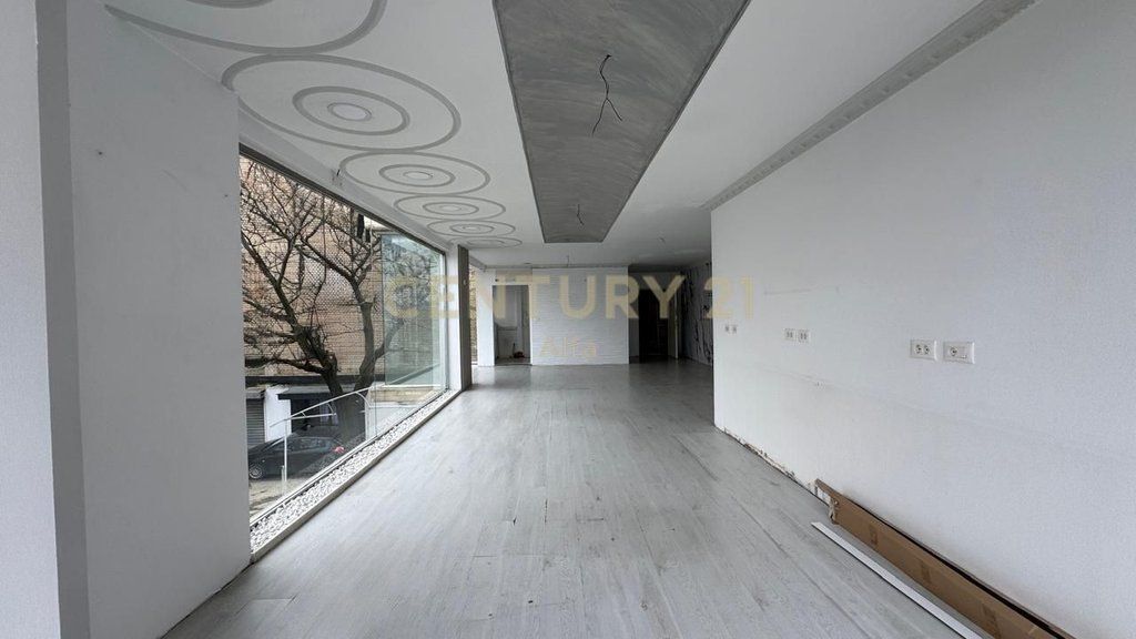 Locale commerciale in affitto fronte strada vicino a 21 Dhjetori! 1.050 € /Mese Superficie Totale 72m2