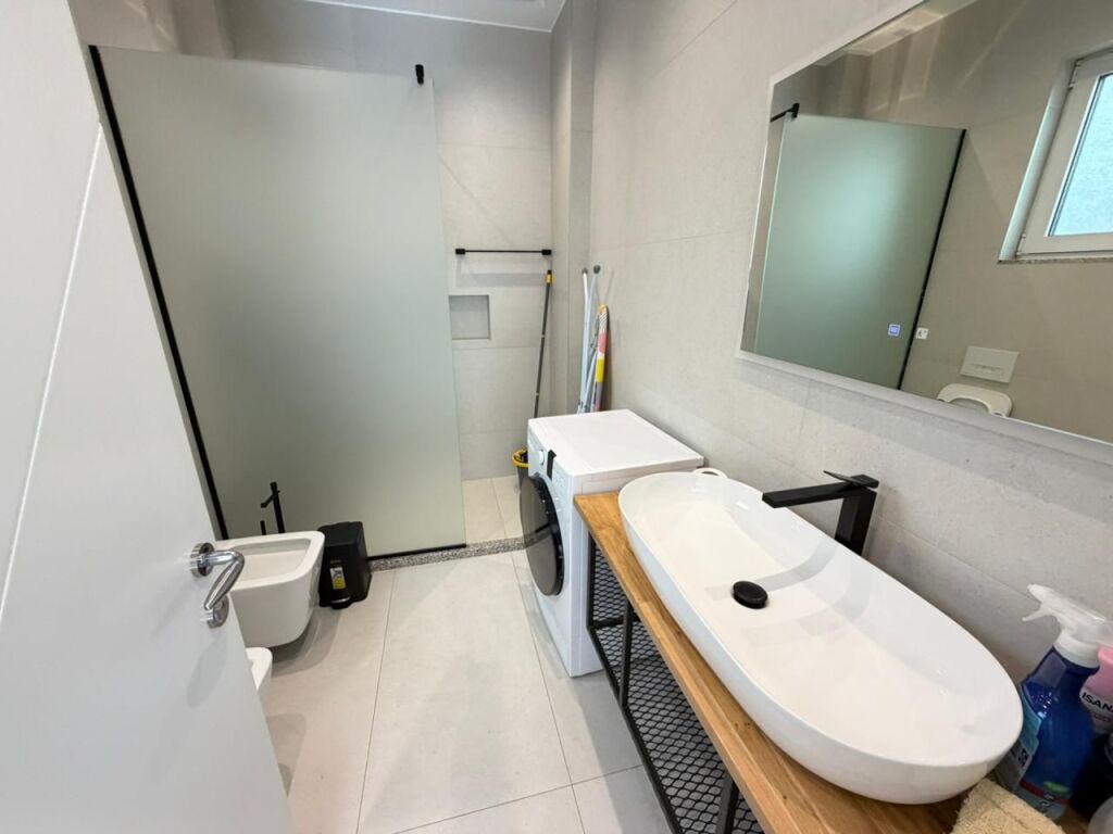 🏡 Vile me Qera 📍 Rruga Dalip Topi, Kodra e Priftit💰 Çmimi: 900 € / muaj