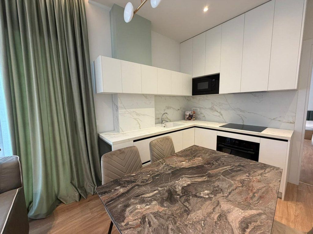 Ofrohet me qira apartament modern 1+1 plus post parkimi , me pamje drejtuar qendrës së Tiranës! 1,200 € /Muaj Sip. Totale  82m2