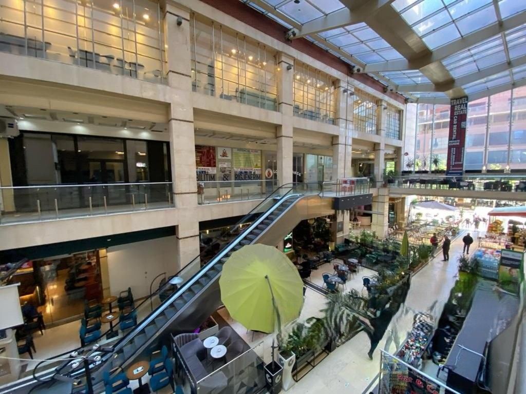 PRESSO LA STRADA DELLE BARRICATE, CENTRO GALLERIA VENDIAMO UNITA 190.000 €