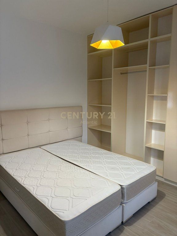 Apartament 1+1 në Plazh – Hekurudhë, Durrës Në katin e 2-të të një pallati me ashensor, shitet një apartament i investuar dhe i mobiluar me kujdes, gati për banim ose investim sezonal.  Detajet: • Zonë funksionale dhe e organizuar me stil • Dhomë ndenjeje e ndritshme me dalje në ballkon • Kuzhinë moderne e pajisur plotësisht me pajisje • Dhomë gjumi komode me mobilje të reja • Banjo moderne • Ndërtesë e mirëmbajtur me ashensor funksional  Vendndodhje fantastike, vetëm pak minuta larg detit dhe rrugës kryesore të Plazhit (Zona e Hekurudhës), ideale për pushime verore ose për t'u dhënë me qira.