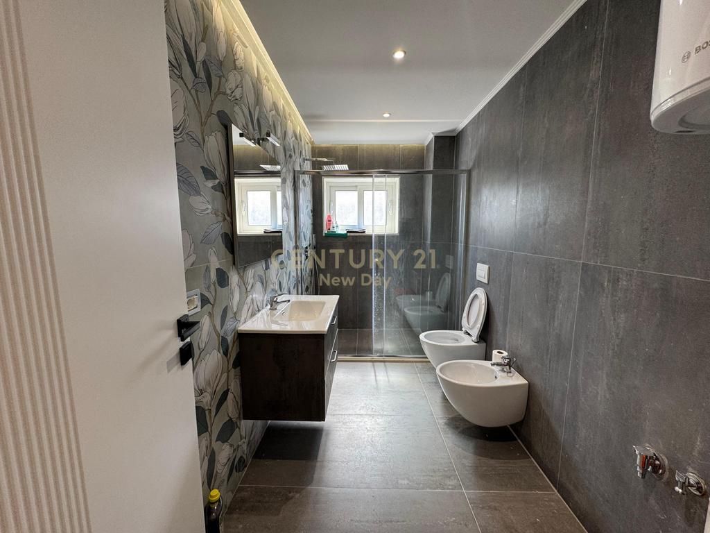 Shitet Apartament 2+1 prane Ish Urt Durres.