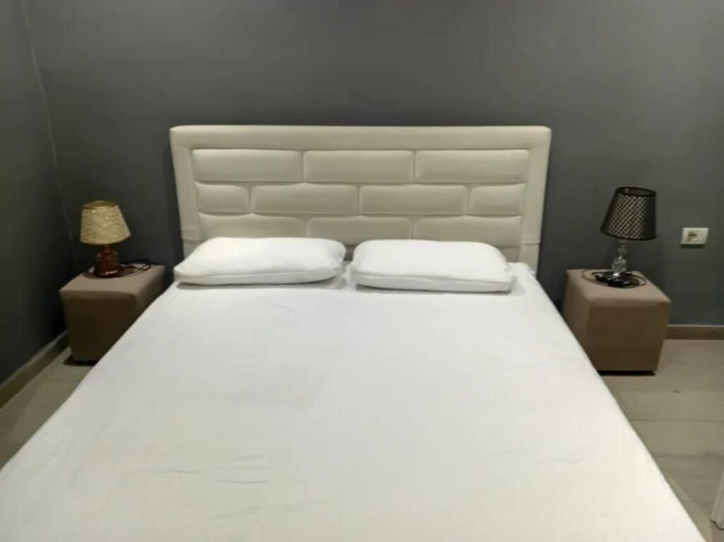 Jepet me qira. Apartament 1+1 prane blloku, pas kafe Roma. Apartamenti esht i mobiluar gati per banim. Kati 1  Cmimi 500 mije leke ne muaj.