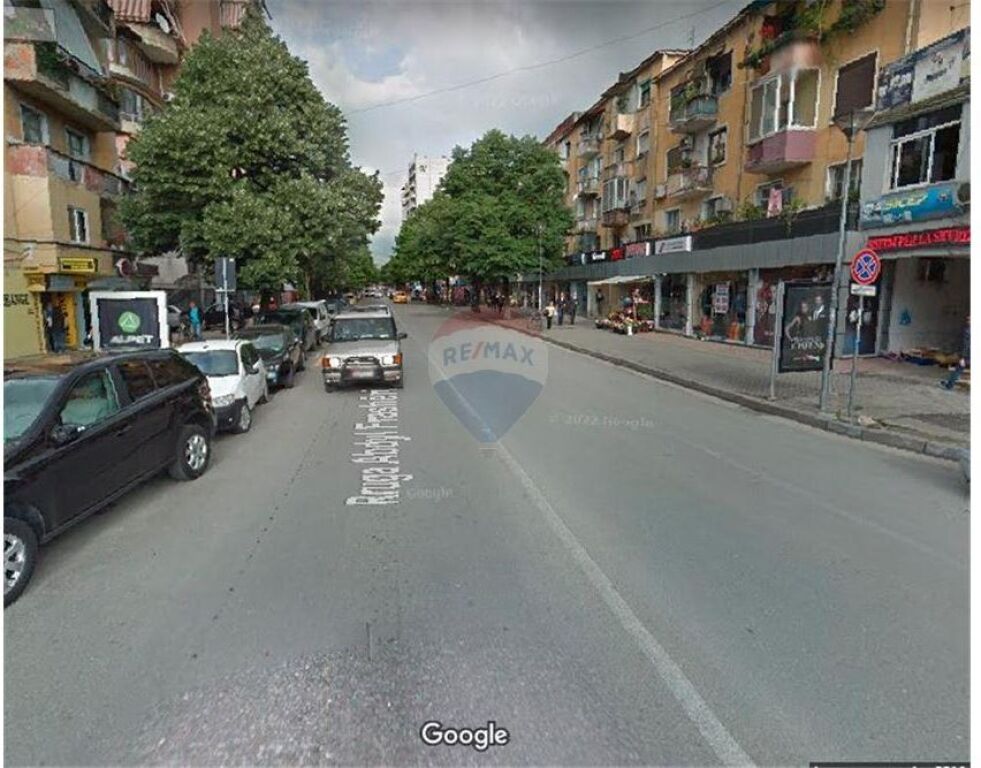 Ambient komercial per qira ne Bllok 222m2
