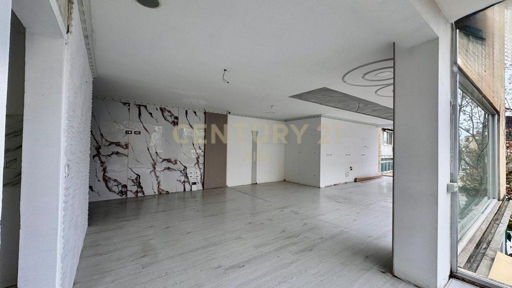 Locale commerciale in affitto fronte strada vicino a 21 Dhjetori! 1.050 € /Mese Superficie Totale 72m2