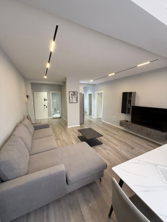 Apartament luksoz 2+1 me ballkon tek 21 dhjetori 850 euro