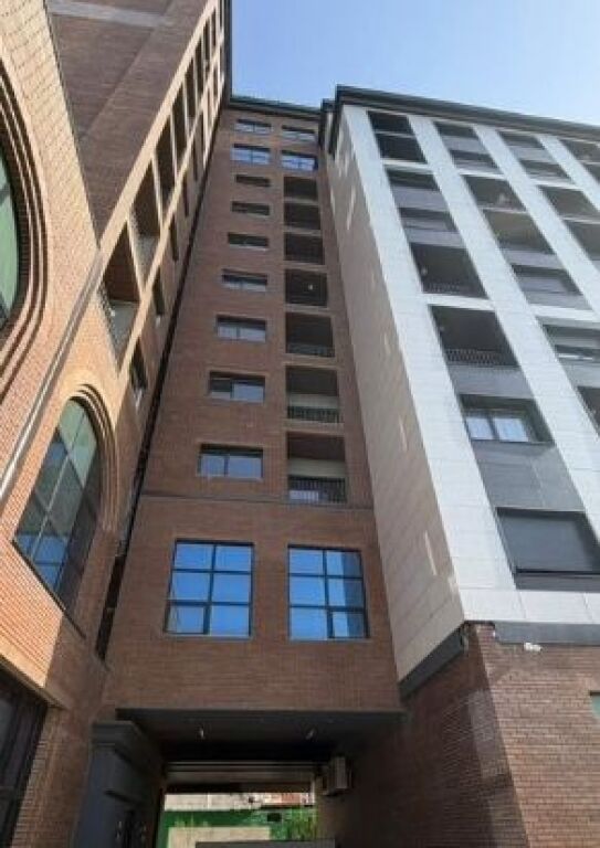 Shitet apartament i ndriçuar 1+1 – lokacion i zhvilluar