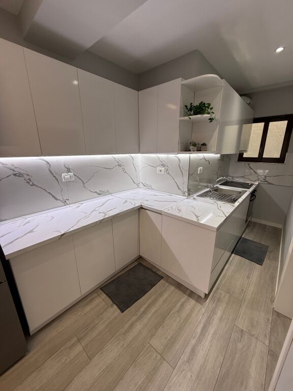 Apartament luksoz 2+1 me ballkon tek 21 dhjetori 850 euro